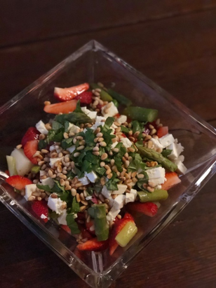 Erdbeeren-Spargel-Salat mit Feta und Pinienkerne